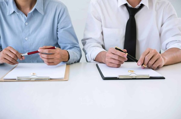 What are the exact steps to dissolve a UK limited company voluntarily?